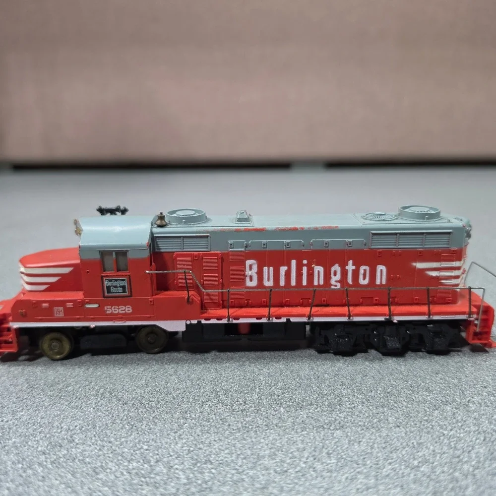 Mantua Tyco GP20 Diesel Locomotive Burlington Route 5628 HO Scale Red Good